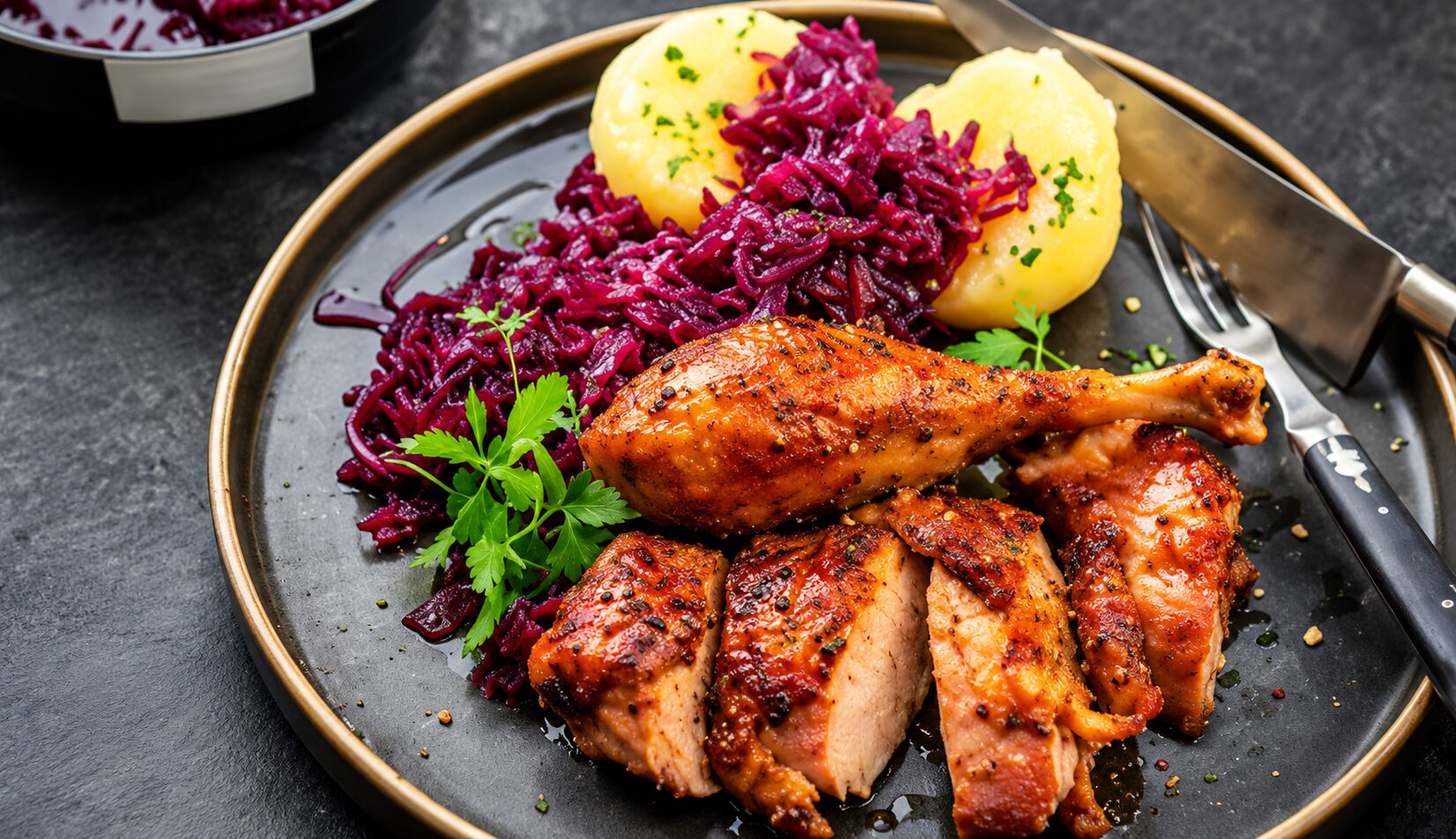 Knusprige halbe Ente mit Rosmarinjus, Kartoffelklößen und Apfelblaukraut